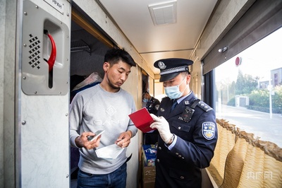 二連浩特口岸年進出境人數(shù)首次突破100萬大關